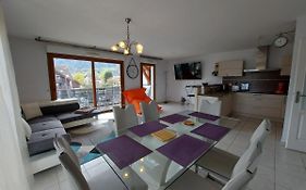 Au cœur de St Jorioz, spacieux appartement avec terrasse et vue montagne.